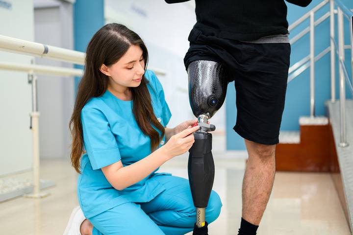Understand the advantages and disadvantages of robotic knee replacement. Learn about the personalized treatment, recovery times, and long-term effects.